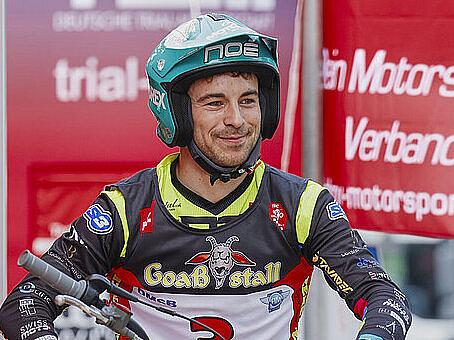 Noé Pretalli mit Helm auf einer Trial-Maschine