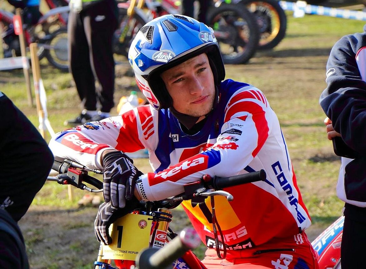 Fabián David mit Schutzkleidung auf Trial-Maschine