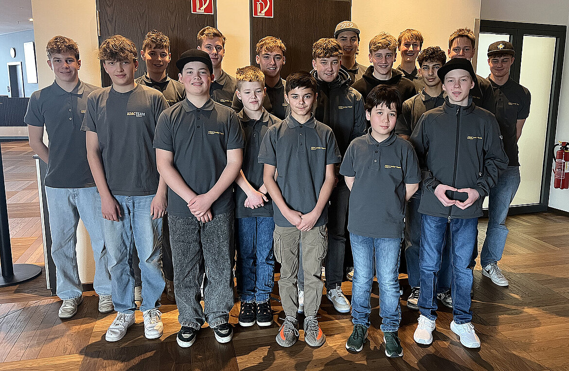 Fahrer des ADAC Junior Team Südbayern in grauer Teambekleidung.