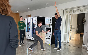 Personen üben Reaktionsfähigkeit mit Tennisball.