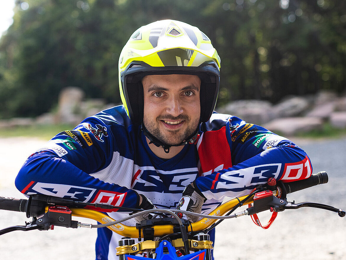 Hendrik Binder in Schutzkleidung auf Trial-Maschine