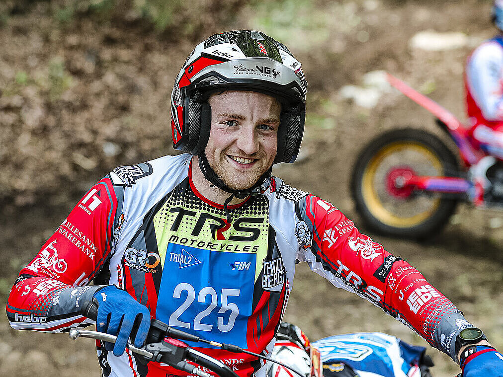 Jarand Gunvaldsen mit Helm auf einer Trial-Maschine